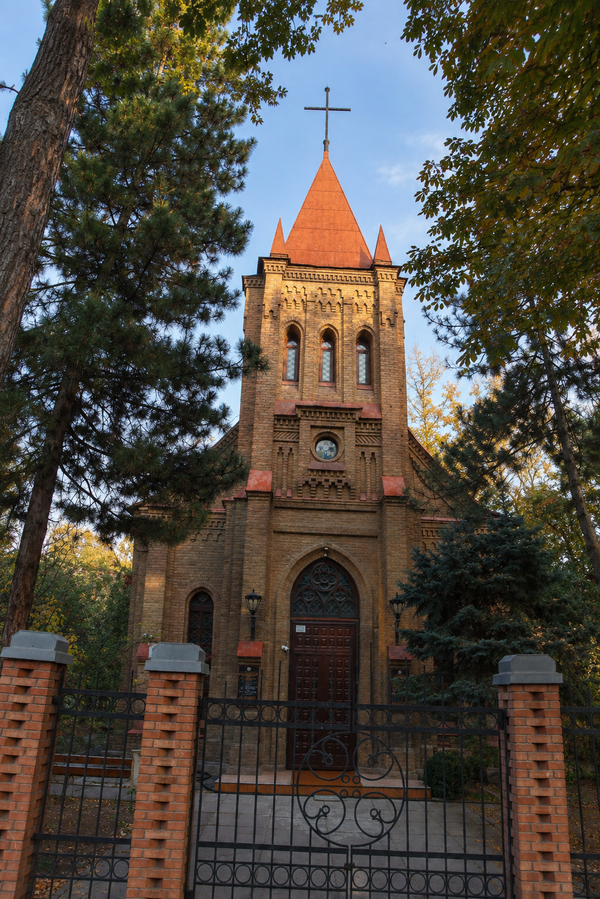 Nemis yevangelik-lyuteran cherkovi (1896 yil).Cherkov Toshkentda 1896-yilda neogotika uslubida qurilgan. Ilk bor 1896-yil 3-oktabrda muqaddas qilingan, muntazam ibodat marosimlari esa 1899-yilda qayta muqaddas qilinganidan so‘ng boshlangan.Sovet davrida bino ombor sifatida foydalanilgan, keyinchalik bu yerda organ o‘rnatilgan konservatoriya opera studiyasi joylashgan. 1990-yillarda ibodatxona yana dindorlarga qaytarilgan. - Sputnik O‘zbekiston