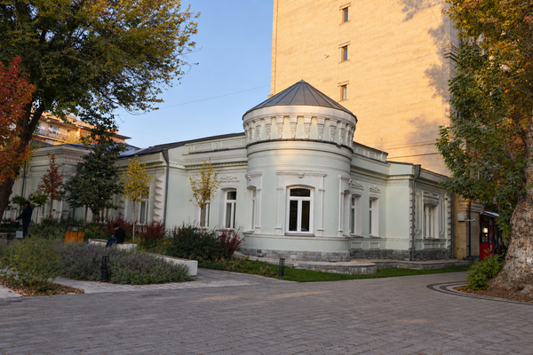 Bolalar kutubxonasi, sobiq Sovetlar uyi, sobiq Vadyayevlar uyi (1893 yil).Bino 1893-yilda Vadyayevlar aka-ukalari tomonidan me’mor I. A. Markevich loyihasi asosida qurilgan. Dastlab majmua ikki inshootdan iborat bo‘lgan. Ulardan birida Jamoat yig‘ini, Ozodlik uyi, Operetta teatri, keyinchalik esa mashhur "VLKSMga 30-yil" kinoteatri joylashgan.Ikkinchi binoda 1964-yildan buyon Bolalar kutubxonasi faoliyat yuritadi. O‘tkazilgan rekonstruksiyadan so‘ng bu yerda ochiq jamoat makonlari, kovorking, laboratoriya va studiya tashkil etildi. Shu bilan birga, binoning tarixiy qiyofasi saqlab qolindi. - Sputnik O‘zbekiston