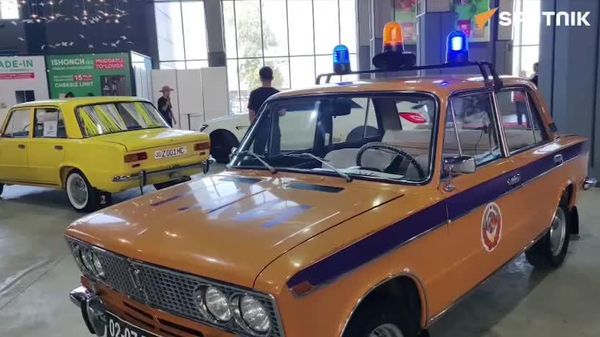 В Самарканд привезли легендарный советский автомобиль патрульно-постовой службы - Sputnik Узбекистан
