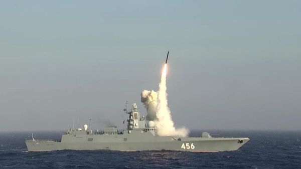 Pusk krilatoy raketi Kalibr s fregata Admiral Golovko - Sputnik O‘zbekiston