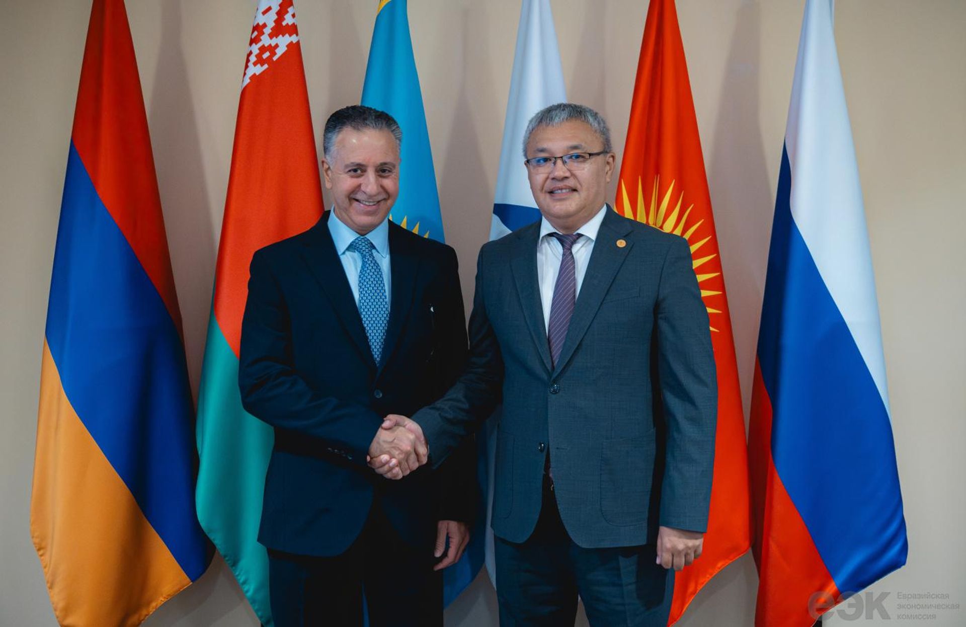 Ministr YeEK Daniyar Imanaliyev s ministrom promishlennosti, torgovli i snabjeniya Iordanii Yarub Al-Kudax - Sputnik O‘zbekiston, 1920, 14.09.2026