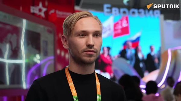 Волонтер из Узбекистана на полях Международного фестиваля молодежи рассказал о патриотических акциях, которые проводят в республике - Sputnik Узбекистан