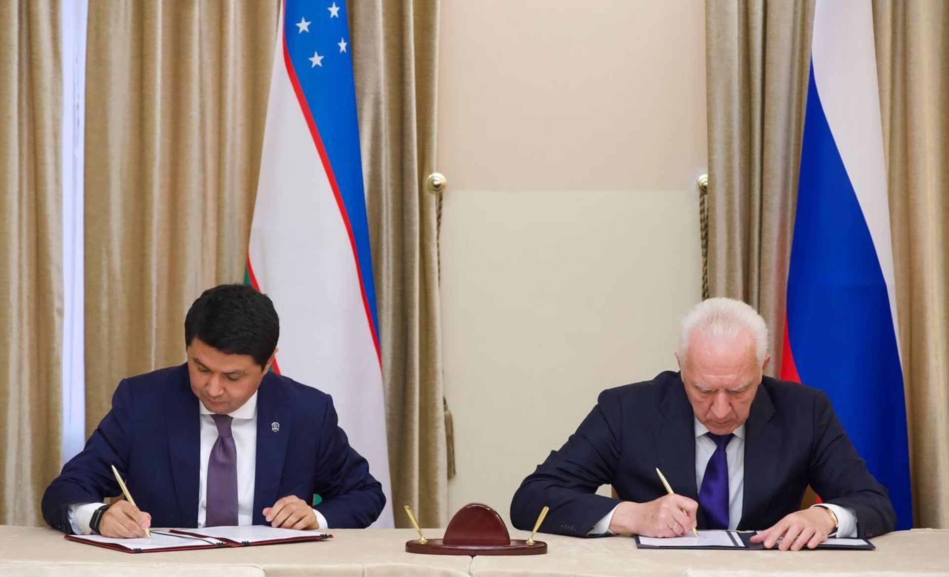 Genprokuror RF Aleksandr Gutsan i direktor Agentstva po protivodeystviyu korrupsii Uzbekistana Akmal Burxanov podpisali programmu sotrudnichestva mejdu vedomstvami na 2027-2028 godi. - Sputnik O‘zbekiston, 1920, 18.09.2026