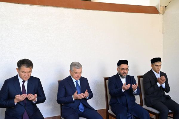Shavkat Mirziyoyev posetil dom pokoynogo gosudarstvennogo i obshestvennogo deyatelya Kallibeka Kamalova.  - Sputnik O‘zbekiston
