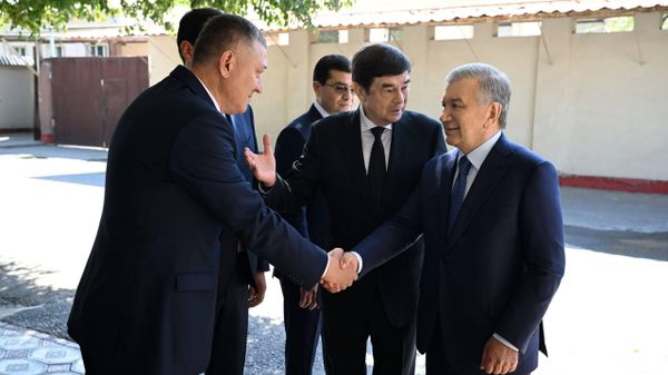 Шавкат Мирзиёев посетил дом покойного государственного и общественного деятеля Каллибека Камалова.  - Sputnik Узбекистан