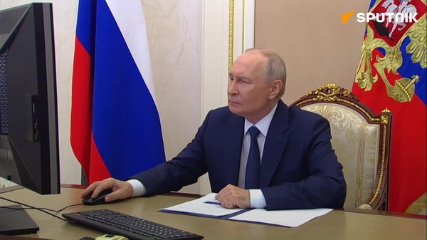 Путин проголосовал на выборах в Госдуму из Кремля - Sputnik Узбекистан