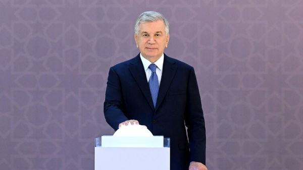 Шавкат Мирзиёев принял участие в церемонии запуска и начала строительства новых объектов в Каракалпакстане. - Sputnik Узбекистан