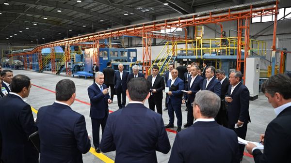 Шавкат Мирзиёев ознакомился в Нукусе с деятельностью предприятия по производству стройматериалов из базальта. - Sputnik Узбекистан