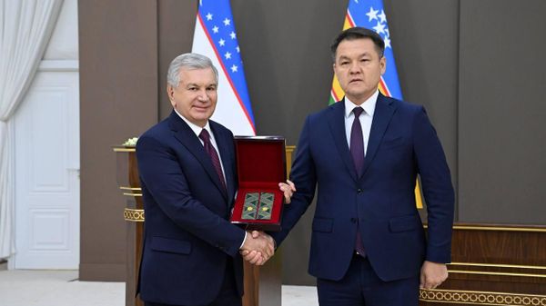 Шавкат Мирзиёев вручил председателю Жокаргы Кенеса Республики Каракалпакстан Аманбаю Орынбаеву специальное звание генерал-майор - Sputnik Узбекистан