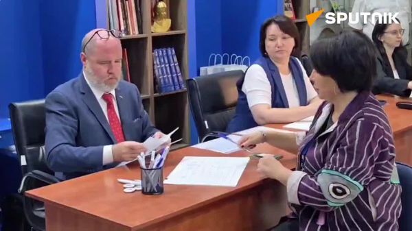 Руководитель представительства Россотрудничества в Узбекистане Ирина Старосельская проголосовала на выборах депутатов Государственной думы РФ, передает корреспондент @SputnikUzbekistan - Sputnik Узбекистан