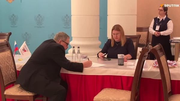 Посол России в Узбекистане Алексей Ерхов проголосовал на выборах депутатов Госдумы РФ нового созыва, передает корреспондент @SputnikUzbekistan - Sputnik Узбекистан