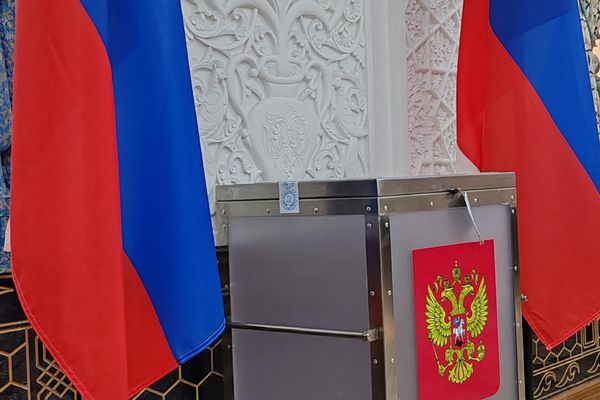 Урна для голосования на избирательном участке для выборов депутатов в Госдуму РФ в Самарканде - Sputnik Узбекистан