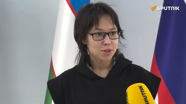 Избирателям, которые голосуют впервые, дарят небольшие памятные сувениры - Sputnik Узбекистан