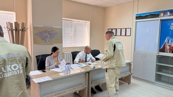 На площадке Кандымского газоперерабатывающего комплекса в Бухарской области также организовали избирательный участок - Sputnik Узбекистан