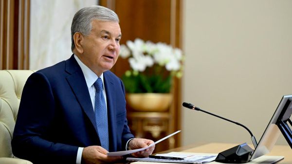 Шавкат Мирзиёев ознакомился с презентацией о реализации крупных проектов в транспортно-логистической сфере - Sputnik Узбекистан