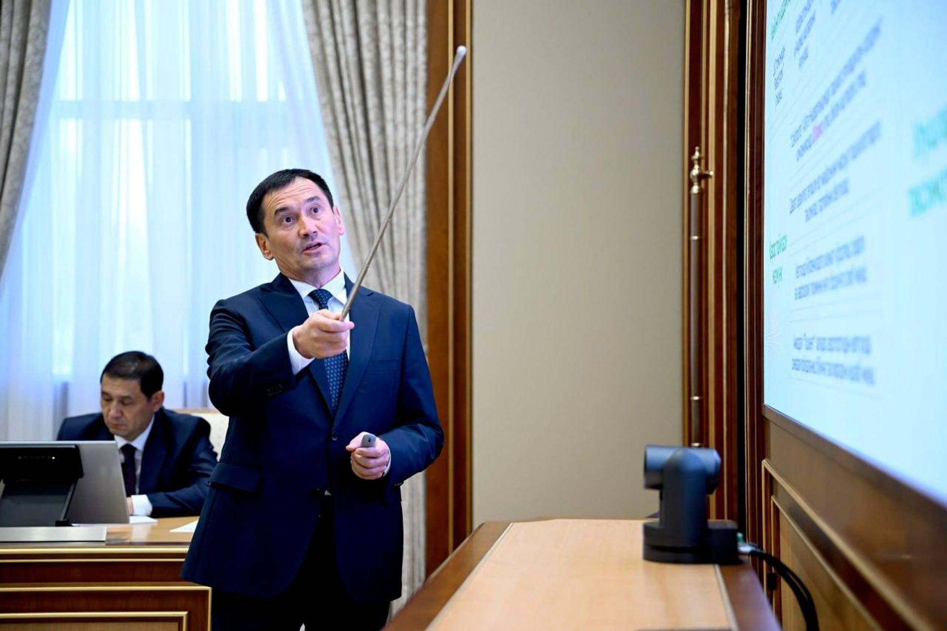 Шавкат Мирзиёев ознакомился с презентацией о реализации крупных проектов в транспортно-логистической сфере Шавкат Мирзиёев ознакомился с презентацией о реализации крупных проектов в транспортно-логистической сфере - Sputnik Узбекистан, 1920, 21.09.2026