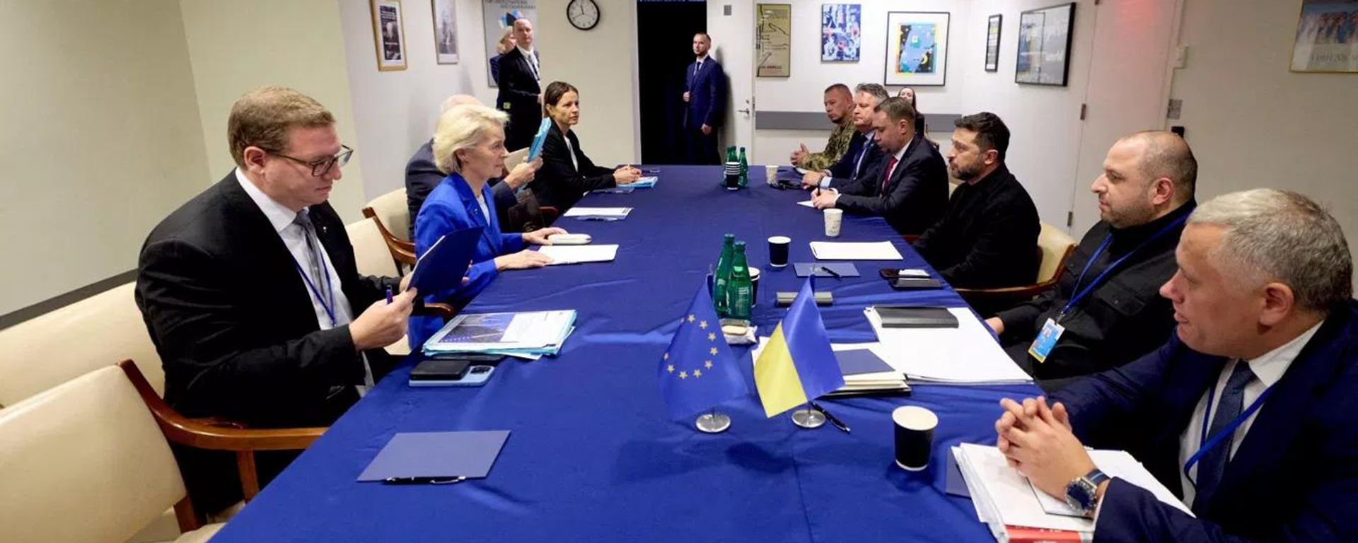 Встреча председателя Еврокомиссии Урсулы фон дер Ляйен и Владимира Зеленского - Sputnik Ўзбекистон, 1920, 23.09.2026