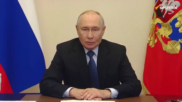 Путин: Противник пытался помешать и сорвать выборы, но очереди на участках говорят о том, что запугать Россию невозможно - Sputnik Узбекистан