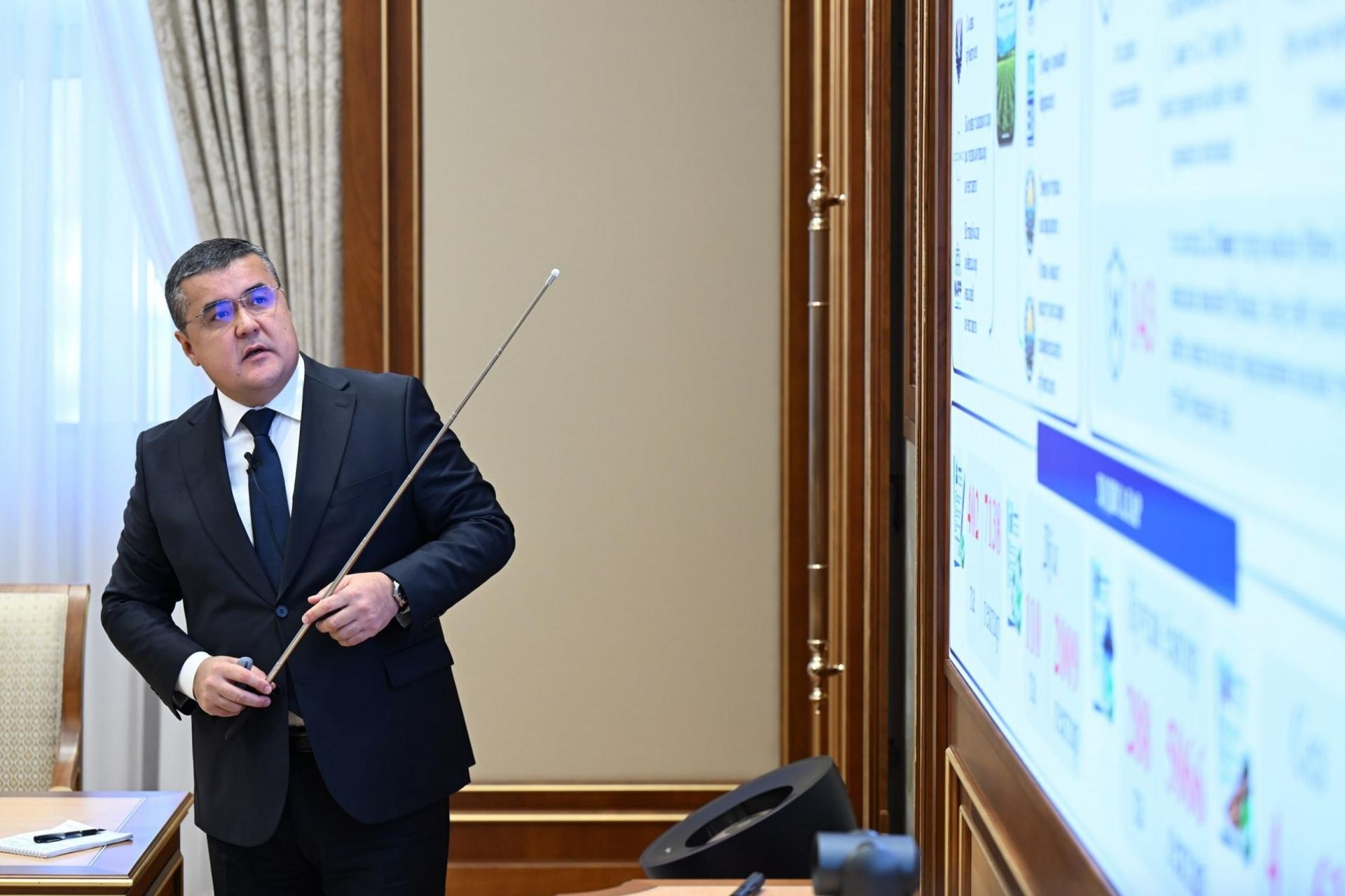 Шавкат Мирзиёев ознакомился с презентацией предложений по совершенствованию систем субсидирования и страхования в аграрной сфере. - Sputnik Узбекистан, 1920, 25.09.2026
