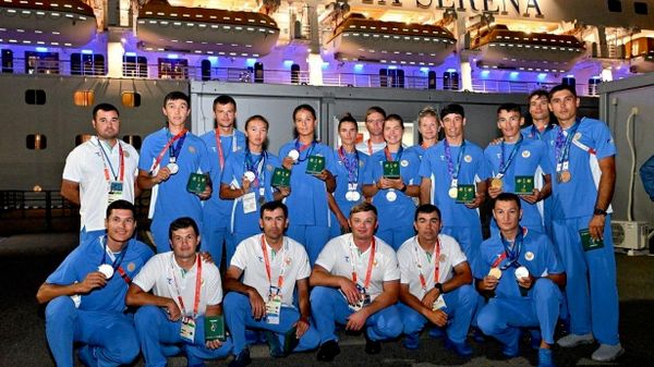 Руководство Минспорта РУз и НОК вручило памятные знаки узбекским медалистам Азиатских игр Аичи-Нагоя-2026 - Sputnik Узбекистан