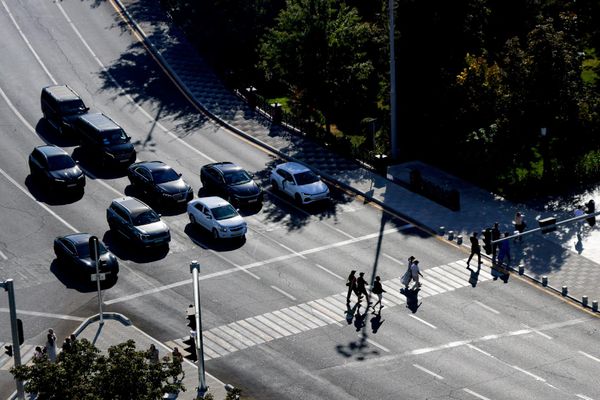 Вид с высоты на городское движение и пешеходов - Sputnik Узбекистан