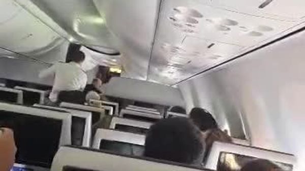 Посадить самолет FlyDubai смогли летчики из ЮАР и Новой Зеландии, которые находились на борту, утверждают журналисты - Sputnik Узбекистан