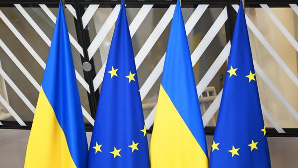 Gosudarstvennie flagi Ukraini i flagi s simvolikoy Yevrosoyuza - Sputnik O‘zbekiston