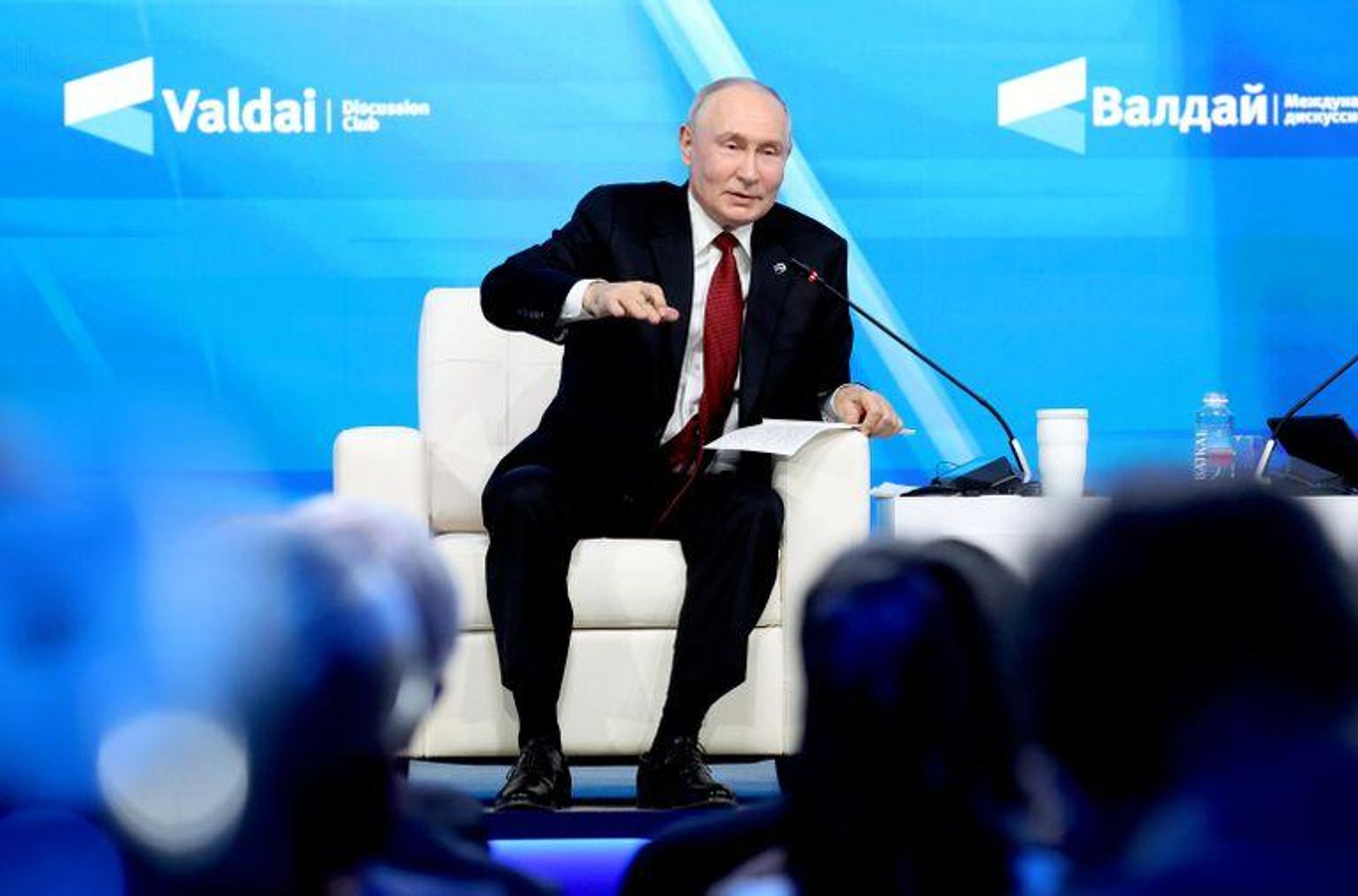 Президент России Владимир Путин выступает на пленарной сессии XXIII ежегодного заседания Международного дискуссионного клуба Валдай - Sputnik Узбекистан, 1920, 02.10.2026