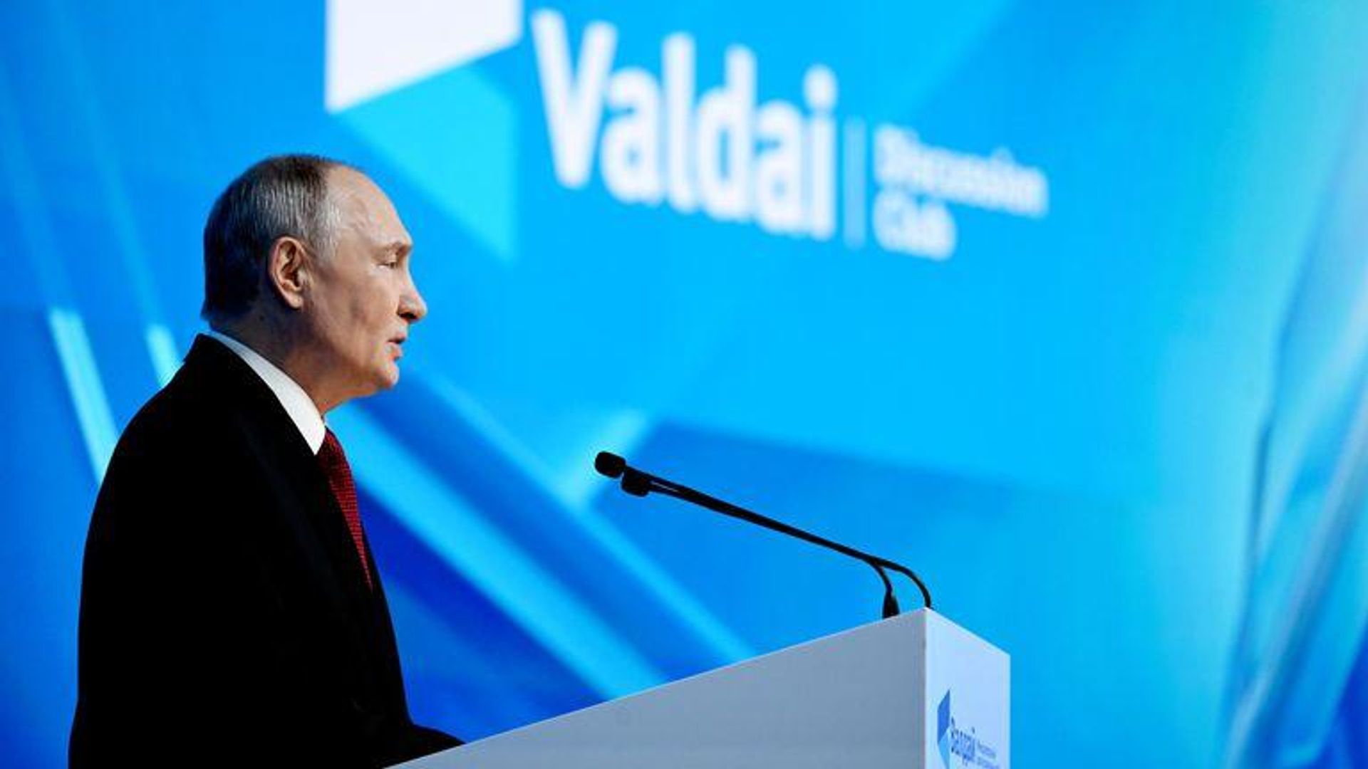 Президент России Владимир Путин выступает на пленарной сессии XXIII ежегодного заседания Международного дискуссионного клуба Валдай - Sputnik Узбекистан, 1920, 02.10.2026