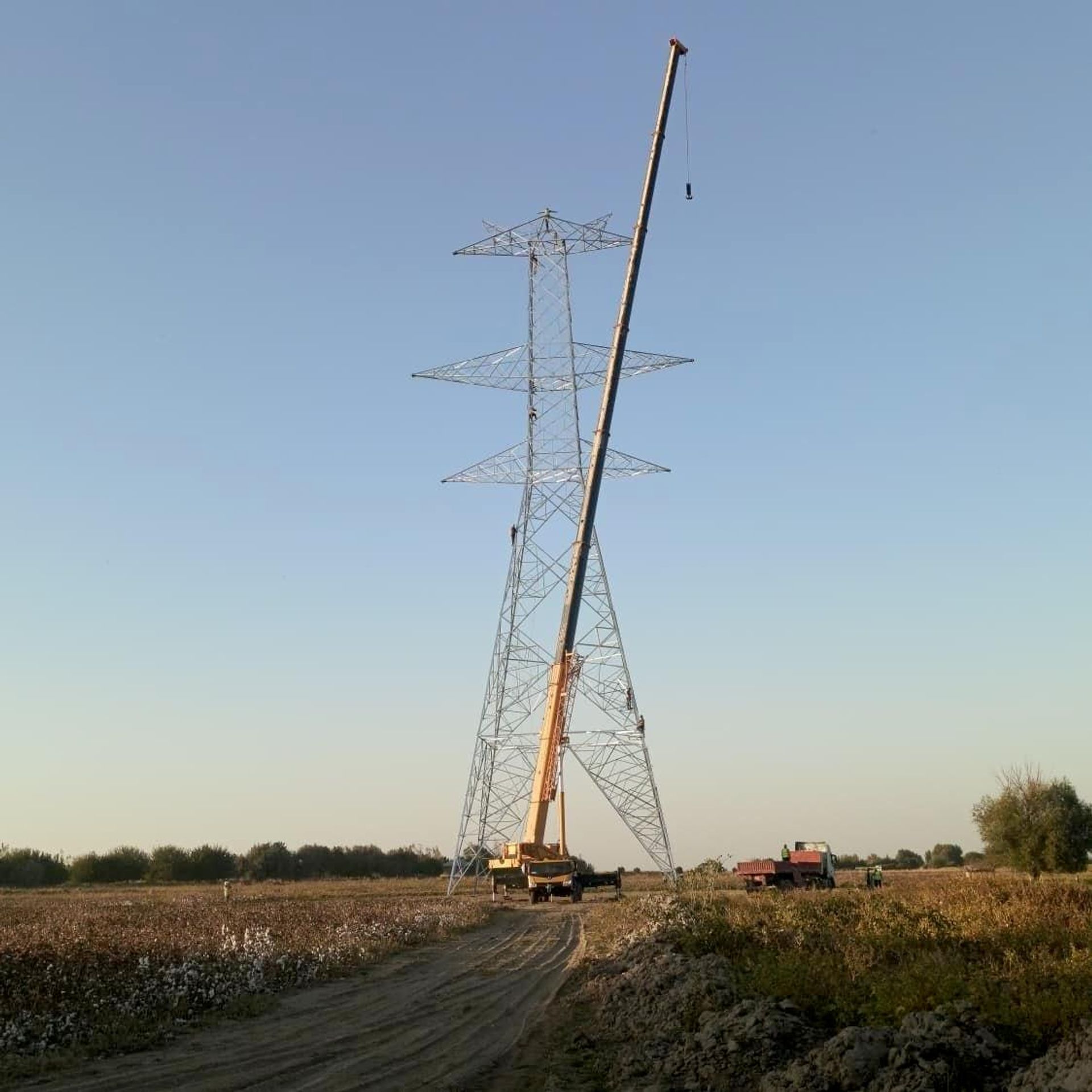 В Нурабадском районе Самаркандской области совместно с ACWA строится солнечная электростанция на 1000 МВт - Sputnik Узбекистан, 1920, 04.10.2026