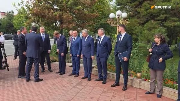 В Ферганской области возложили цветы к памятнику Скорбящая мать - Sputnik Узбекистан