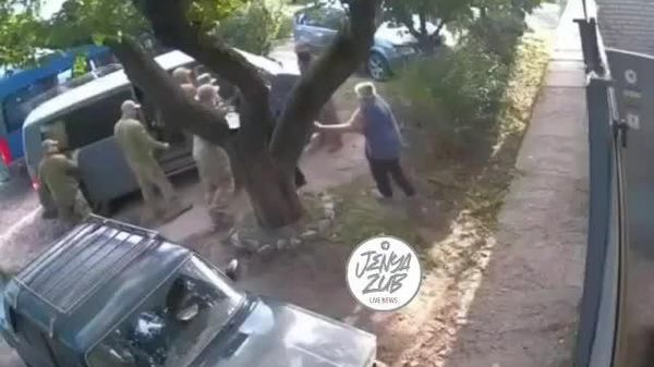 Военкомы на Украине сломали 74-летней женщине шейку бедра и ключицы - Sputnik Узбекистан