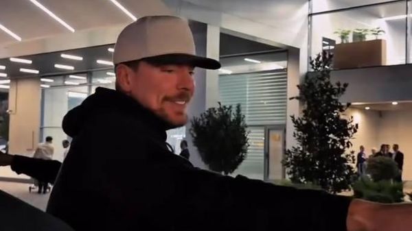 Самый популярный блогер в мире MrBeast прилетел в Ташкент - Sputnik Узбекистан