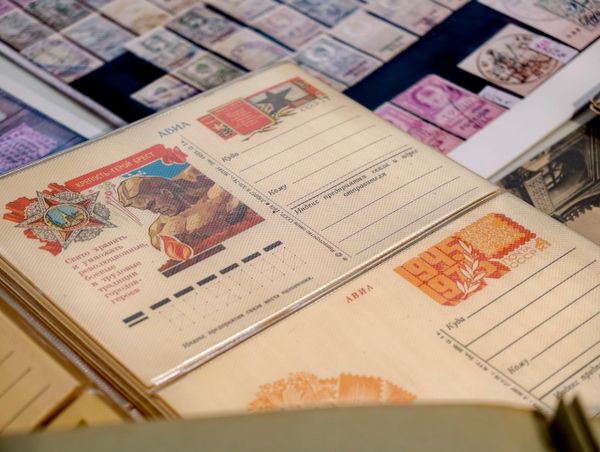 Фестивалда турли конверт ва маркалар тақдим этилган - Sputnik Ўзбекистон