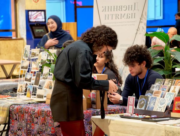 Хабарлар ўн йилдан кейин ўз олувчиларига юборилади. Почта ходимлари ушбу даврдан кейин олувчиларни топа олишларини таъминлаш учун ташкилотчилар конвертларга олувчи ҳақида иложи борича кўпроқ маълумот киритишни сўрашмоқда. - Sputnik Ўзбекистон