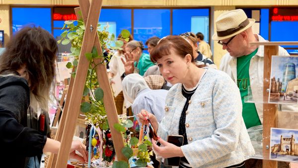 Фестиваль дастурига маърузалар, семинарлар, кўргазмалар, фильм намойишлари ва тематик бозор ҳам киради. Шунингдек, ташриф буюрувчилар почта хизматлари, откриткалар ва қоғоз маданияти билан боғлиқ коллекцияларни ўрганиш имкониятига эга бўладилар. - Sputnik Ўзбекистон