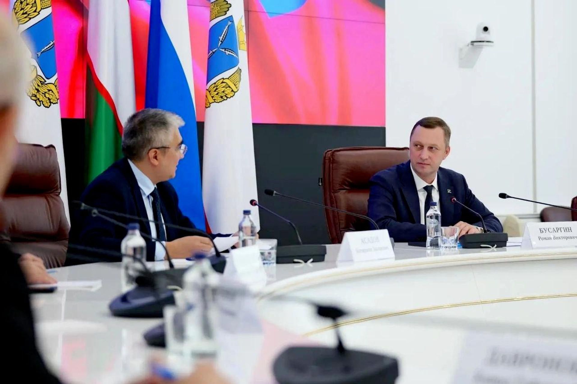 Губернатор Роман Бусаргин провел рабочую встречу с послом Узбекистана в РФ Ботиржоном Асадовым.  - Sputnik Узбекистан, 1920, 10.10.2026
