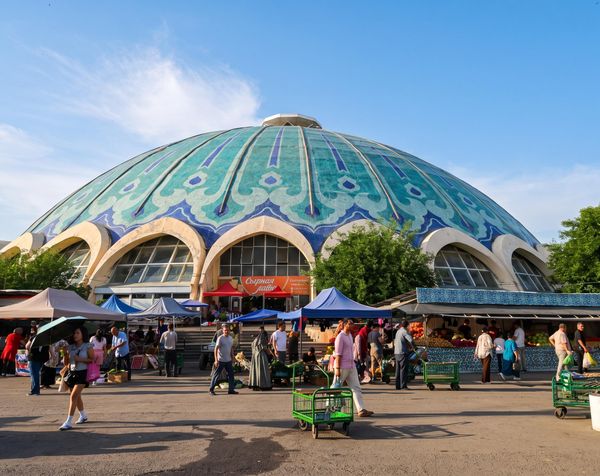 Главный купол базара Чорсу: парящий шатровый купол с выразительным складчатым карнизом и декоративными деталями, продолжающий традиции восточных купольных залов. - Sputnik Узбекистан