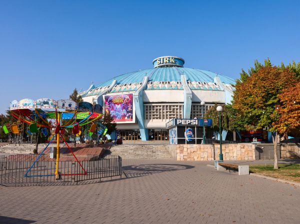 Ташкентский государственный цирк: парящий шатровый купол с выразительным складчатым карнизом и декоративными деталями, продолжающий традиции восточных купольных залов. - Sputnik Узбекистан
