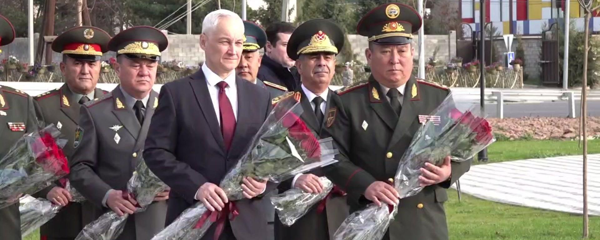  Министры обороны стран СНГ почтили память погибших в Великой Отечественной войне - Sputnik Ўзбекистон, 1920, 15.10.2026
