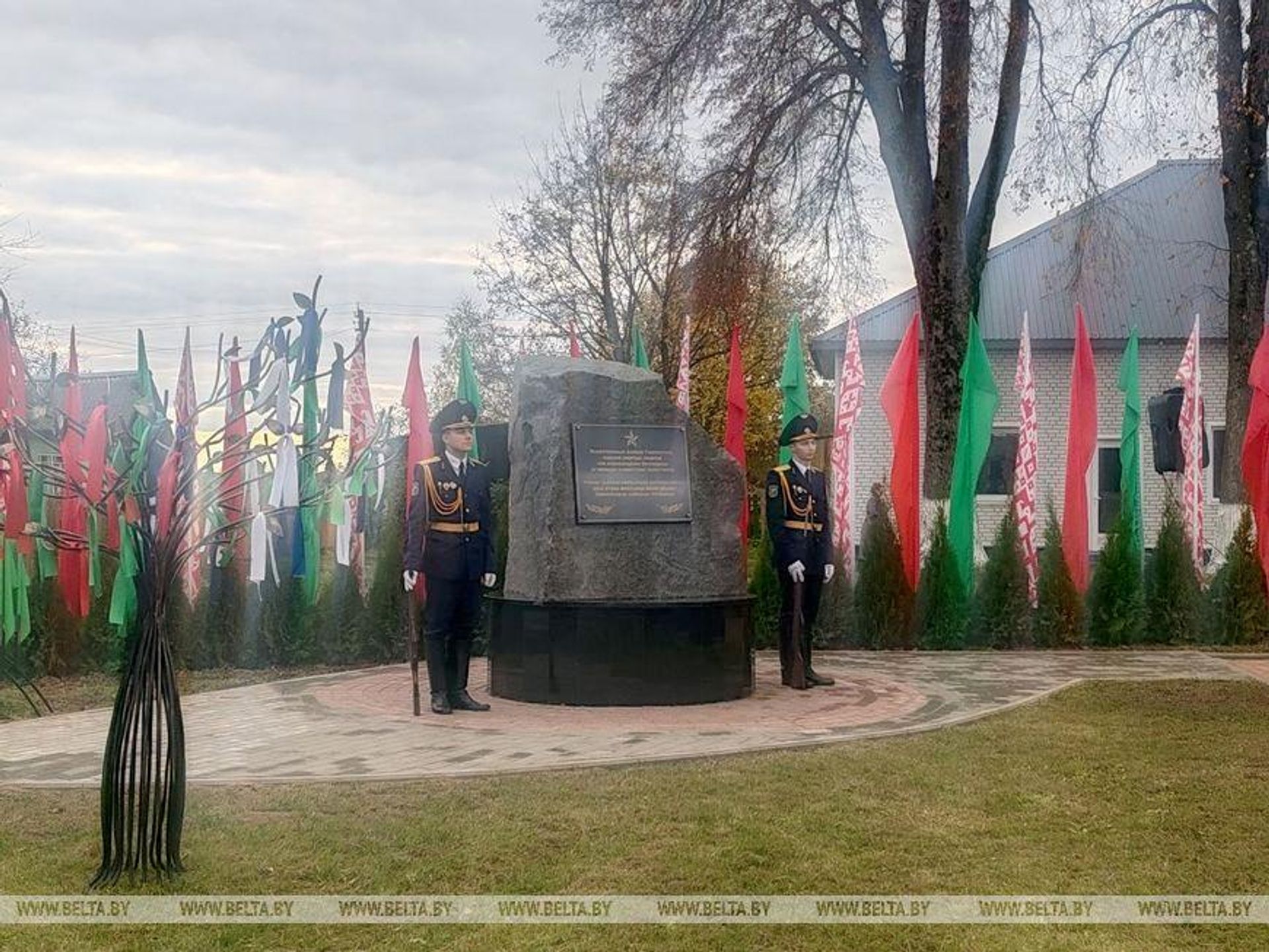 В Беларуси установили памятный знак уроженцам Узбекистана, погибшим при освобождении Витебщины. - Sputnik Узбекистан, 1920, 16.10.2026