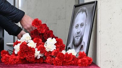 Торжественная церемония открытия мемориальной доски военному корреспонденту РИА Новости Ивану Зуеву на здании Международной медиагруппы "Россия сегодня" на Зубовском бульваре в Москве.