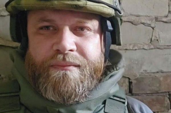 На здании Международной медиагруппы Россия сегодня в Москве открылась мемориальная доска военному корреспонденту РИА Новости Ивану Зуеву. На здании Международной медиагруппы Россия сегодня в Москве открылась мемориальная доска военному корреспонденту РИА Новости Ивану Зуеву. - Sputnik Узбекистан