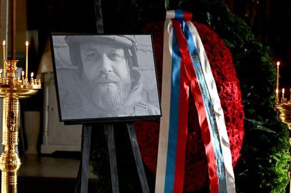 На здании Международной медиагруппы Россия сегодня в Москве открылась мемориальная доска военному корреспонденту РИА Новости Ивану Зуеву. На здании Международной медиагруппы Россия сегодня в Москве открылась мемориальная доска военному корреспонденту РИА Новости Ивану Зуеву. - Sputnik Узбекистан