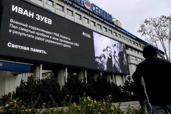 На здании Международной медиагруппы Россия сегодня в Москве открылась мемориальная доска военному корреспонденту РИА Новости Ивану Зуеву. На здании Международной медиагруппы Россия сегодня в Москве открылась мемориальная доска военному корреспонденту РИА Новости Ивану Зуеву. - Sputnik Узбекистан