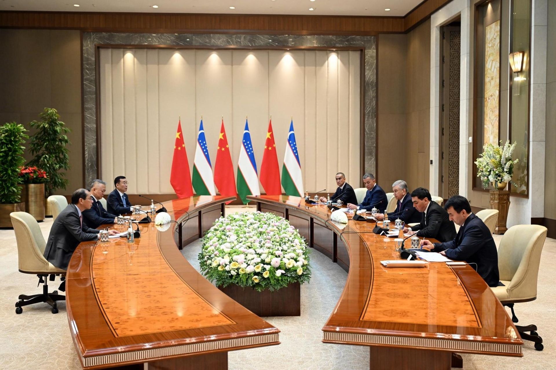 Шавкат Мирзиёев принял руководителей ведущих китайских компаний – CAMCE, China Energy и Sinoma Energy. - Sputnik Узбекистан, 1920, 17.10.2026