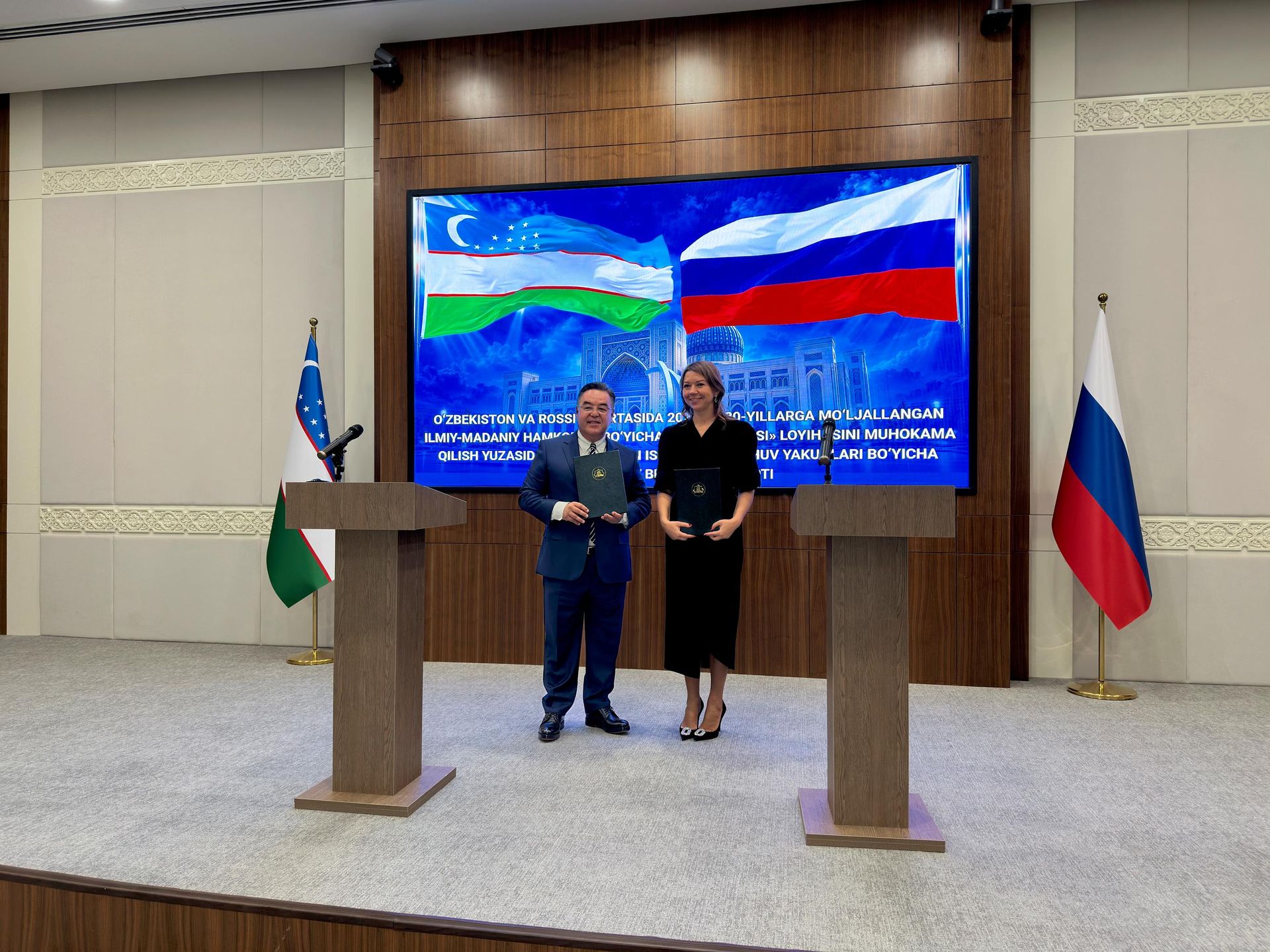 Гендиректор Национального центра Россия и директор ЦИС подписали соглашение к меморандуму о сотрудничестве. Гендиректор Национального центра Россия и директор ЦИС подписали соглашение к меморандуму о сотрудничестве. - Sputnik Узбекистан, 1920, 17.10.2026