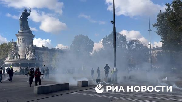 Полиция применила гранаты со слезоточивым газом против демонстрантов в Париже - Sputnik Ўзбекистон