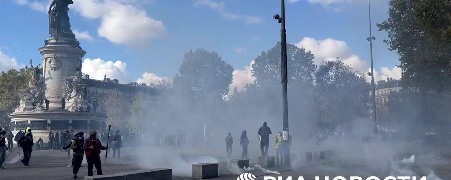 Politsiya primenila granati so slezotochivim gazom protiv demonstrantov v Parije - Sputnik O‘zbekiston, 1920, 17.10.2026