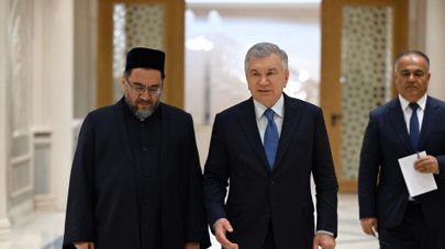 Президент Шавкат Мирзиёев начал поездку в Самарканд с посещения мавзолея Имама Бухари